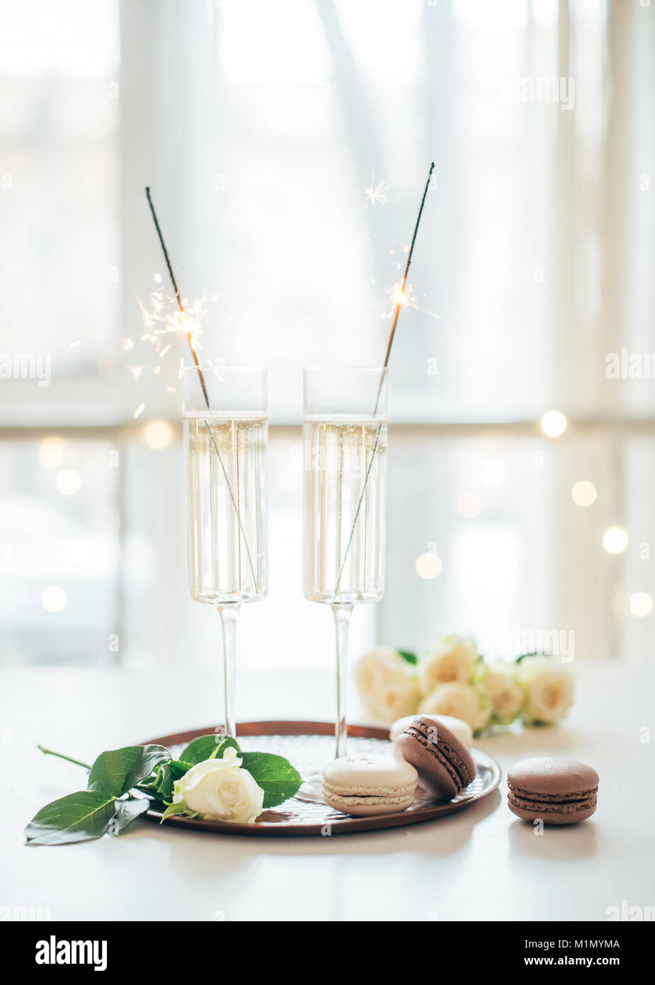 Lujoso champagne boda con rosas blancas y macaron d Foto de stock