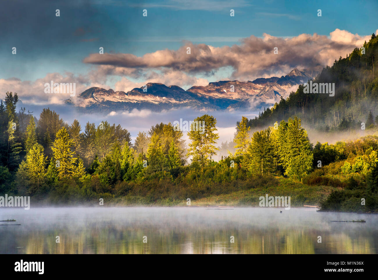 Bear Lake, la niebla al amanecer, Inglés Pk y Mt Denver en dist, Selkirk Zincton Negociaciones Comerciales Multilaterales, dividir el area, cerca de la ciudad fantasma de Retallack, British Columbia, Canadá Foto de stock