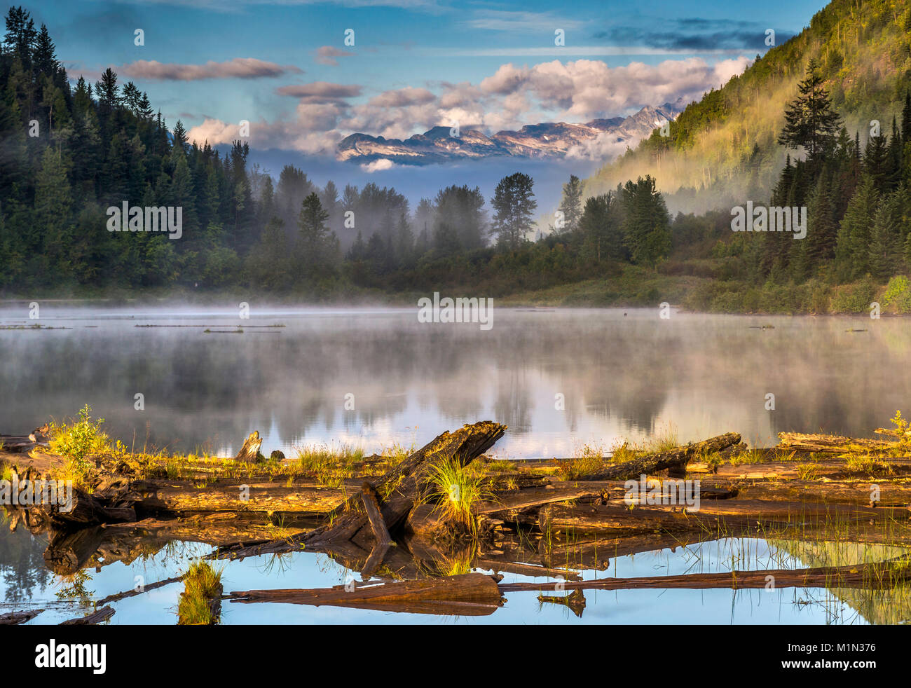 Bear Lake, la niebla al amanecer, Inglés Pk y Mt Denver en dist, Selkirk Zincton Negociaciones Comerciales Multilaterales, dividir el area, cerca de la ciudad fantasma de Retallack, British Columbia, Canadá Foto de stock