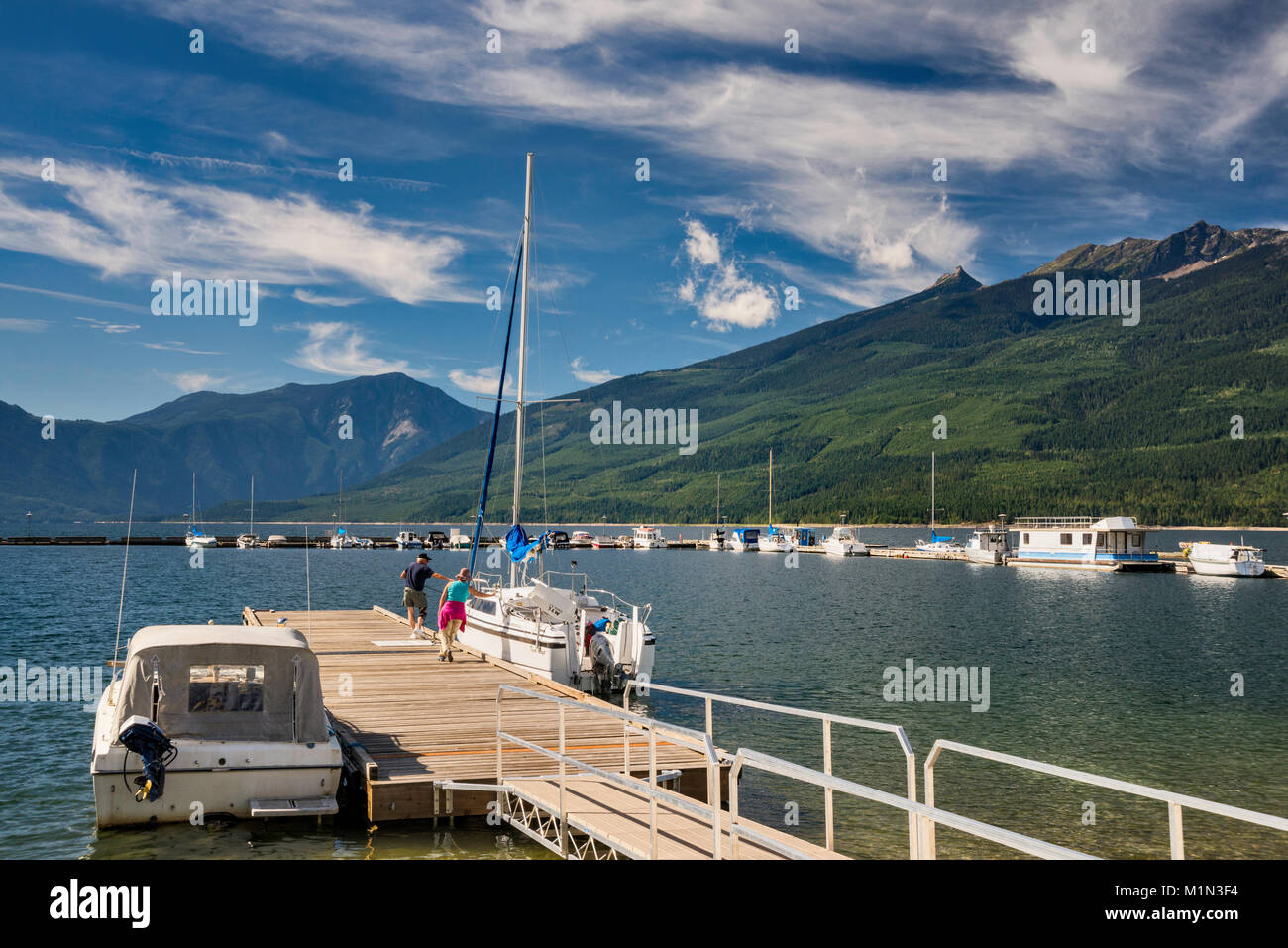 Marina en la flecha superior Lago, Río Columbia, en Nakusp, Sillín Montaña al rango de oro en las montañas Monashee en dist, British Columbia, Canadá Foto de stock