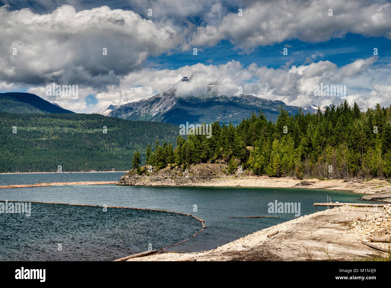 Montaje en las montañas Monashee Burnham sobre la flecha superior Lago, Río Columbia, cerca de Nakusp, West Kootenay, British Columbia, Canadá Foto de stock