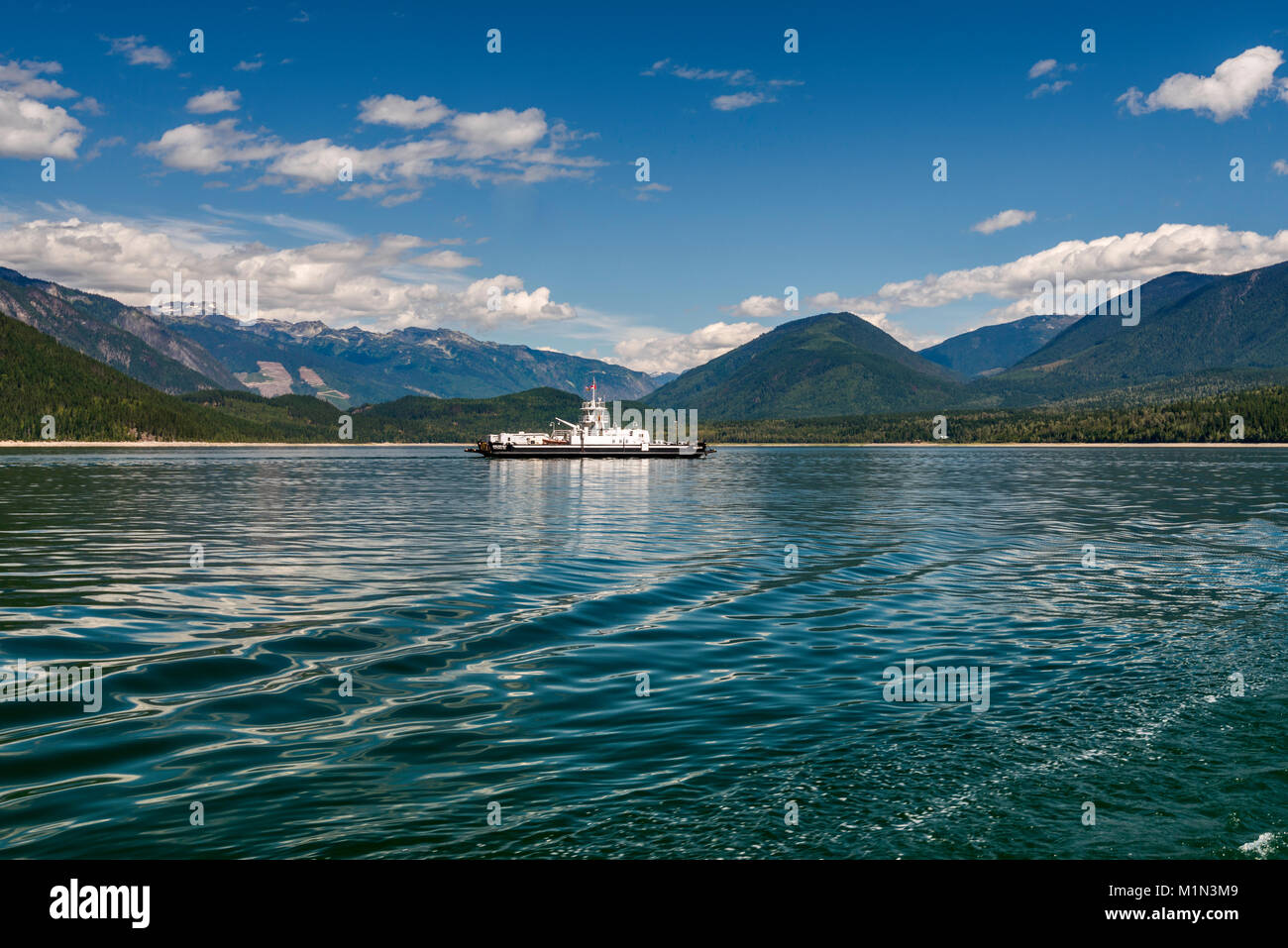 MV Shelter Bay ferry cruzando el lago de flecha superior del Shelter Bay a galena Bay Selkirk, negociaciones comerciales multilaterales, en el oeste de la región de Kootenay, British Columbia, Canadá Foto de stock