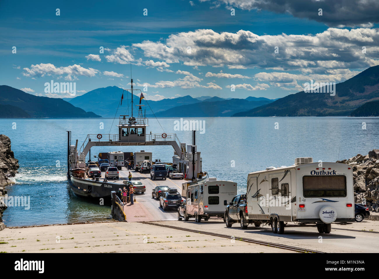 Los vehículos que entran en MV Galena en Shelter Bay ferry para cruzar el lago de flecha superior a galena Bay, negociaciones comerciales multilaterales Monashee, West Kootenay, British Columbia, Canadá Foto de stock