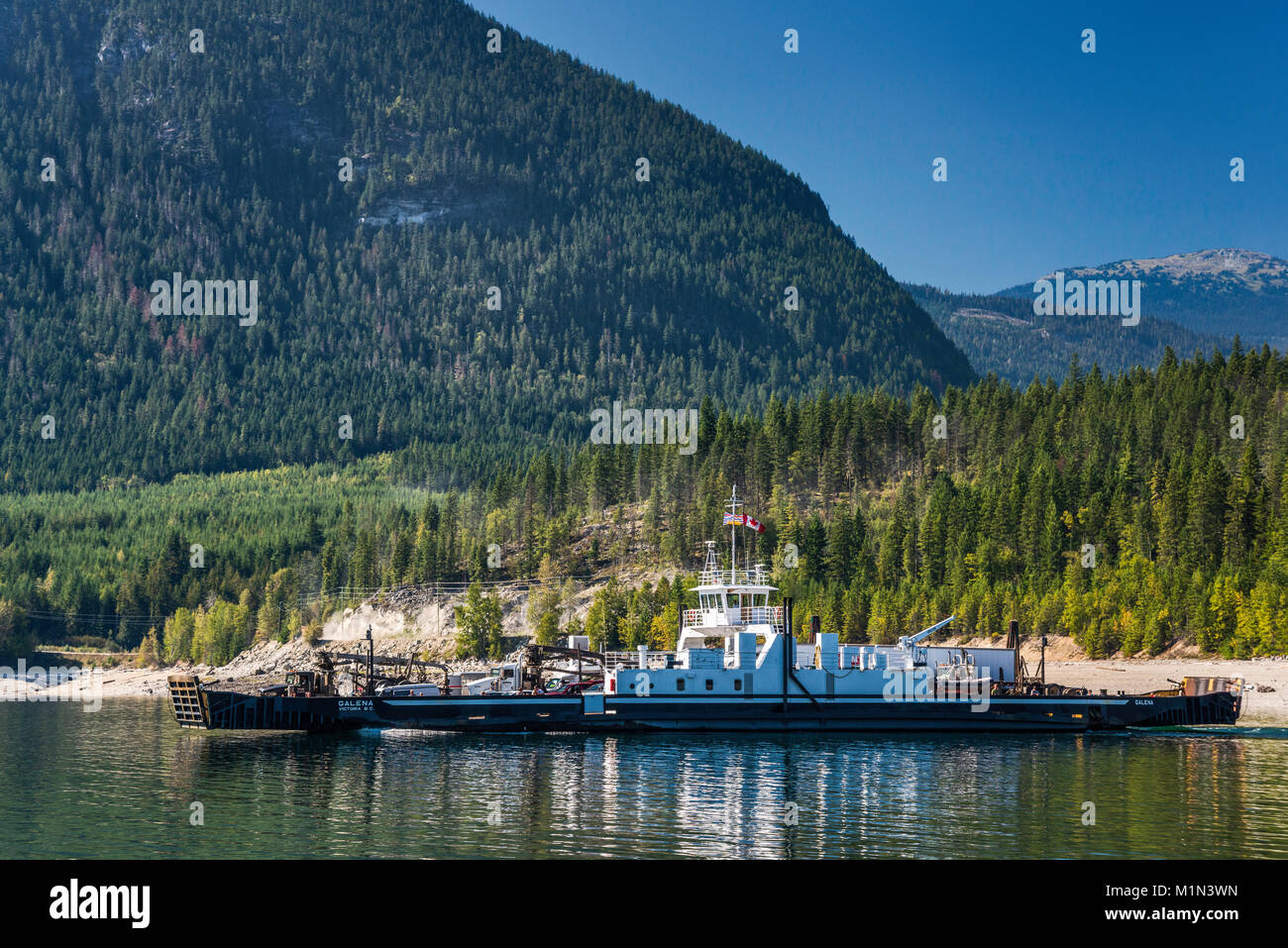 MV Galena ferry cruzando el lago de flecha superior del Shelter Bay a galena Bay, Montañas Selkirk en distancia, West Kootenay, British Columbia, Canadá Foto de stock