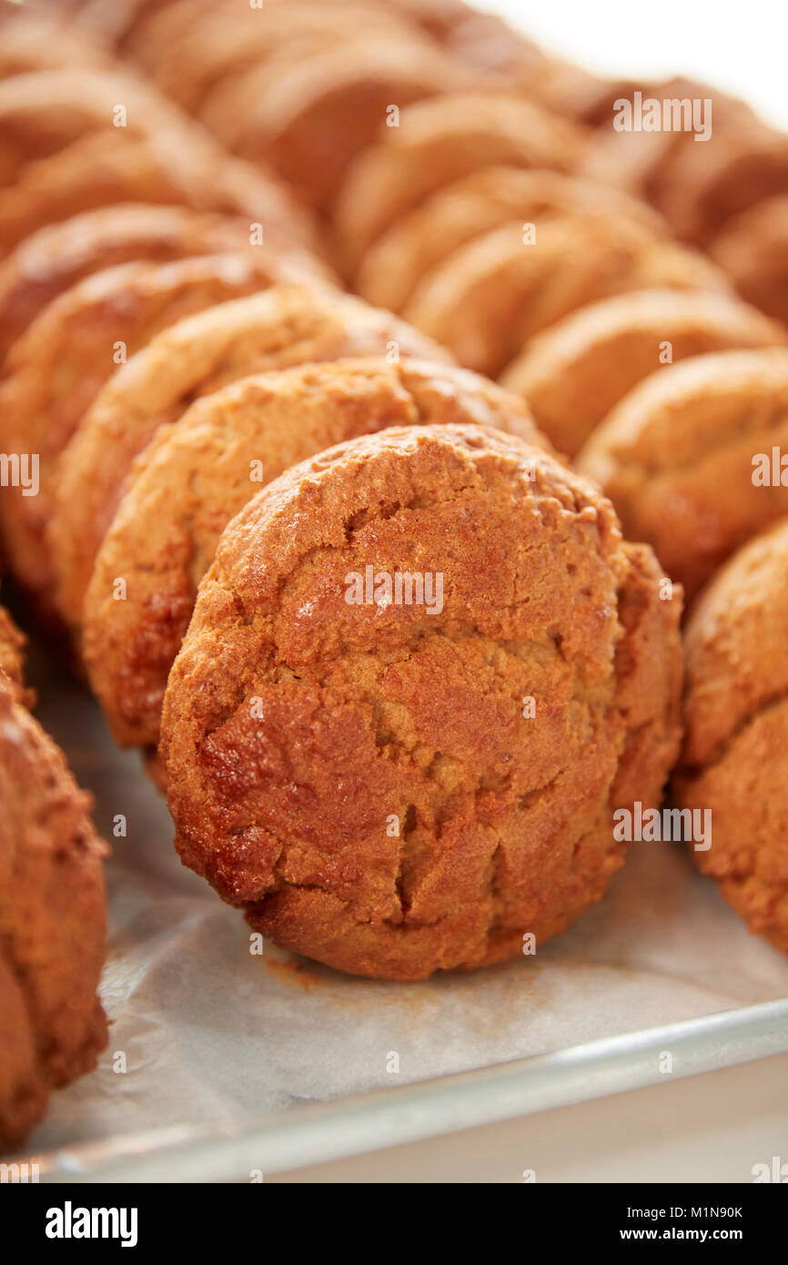 Visualización de galletas recién horneadas en la cafetería. Foto de stock