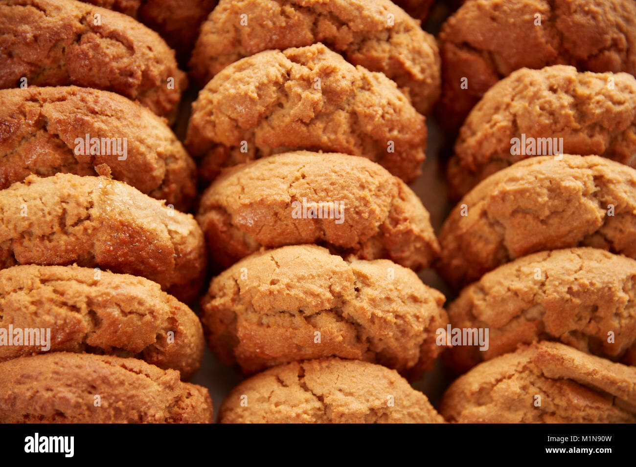 Visualización de galletas recién horneadas en la cafetería. Foto de stock