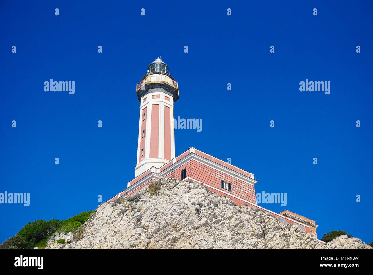 El faro en el acantilado en Punta Carena en la isla de Capri, Italia Foto de stock