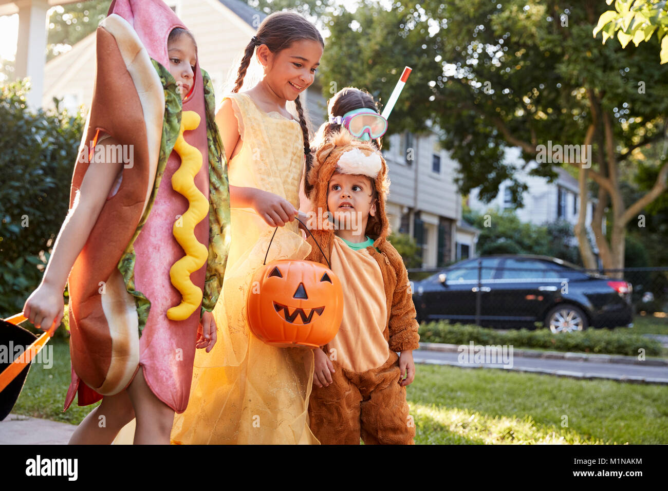 Los niños vistiendo disfraces para Halloween truco o tratar Foto de stock