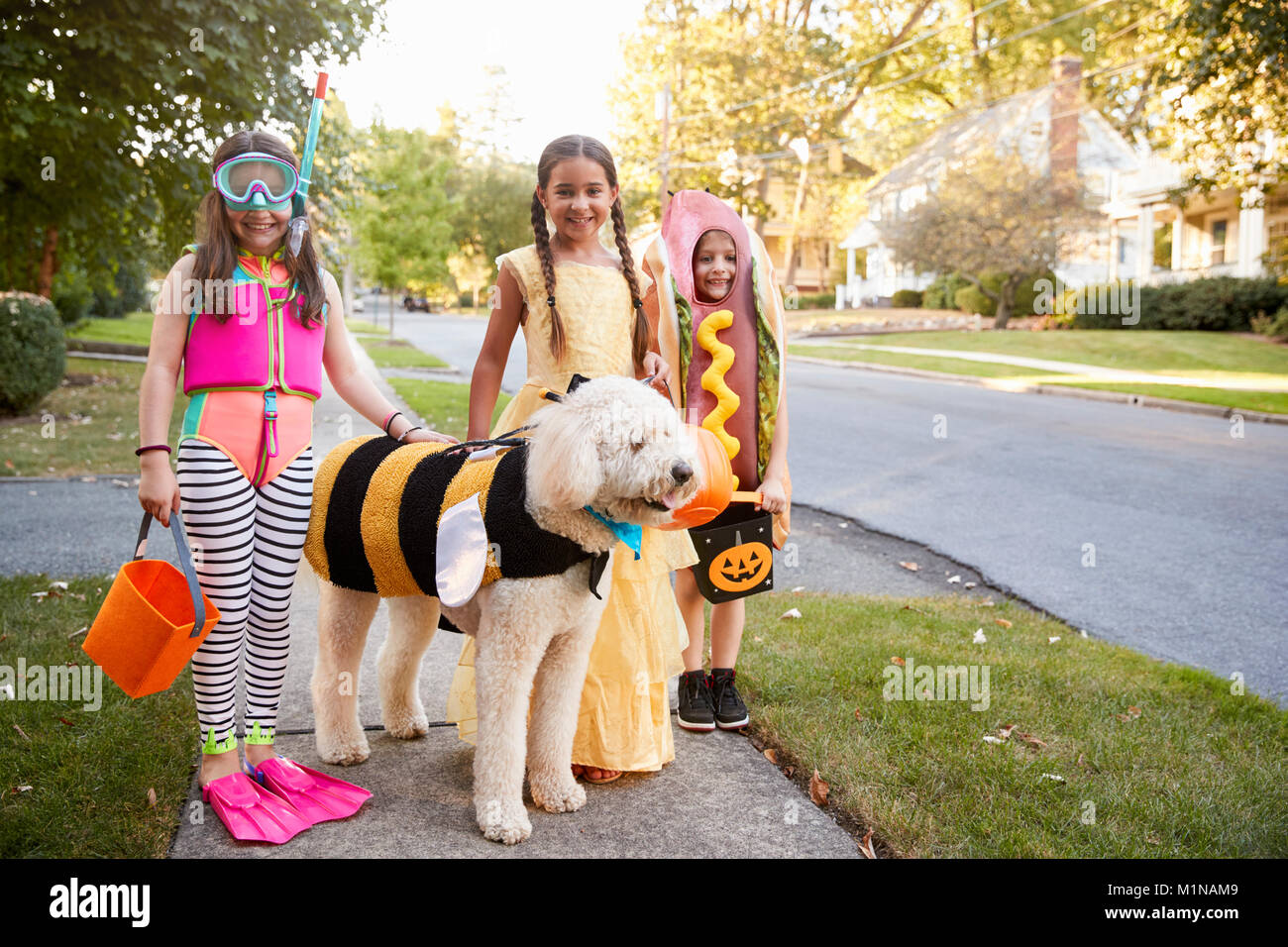 Los niños y perro en Halloween Disfraces para engañar o tratar Foto de stock