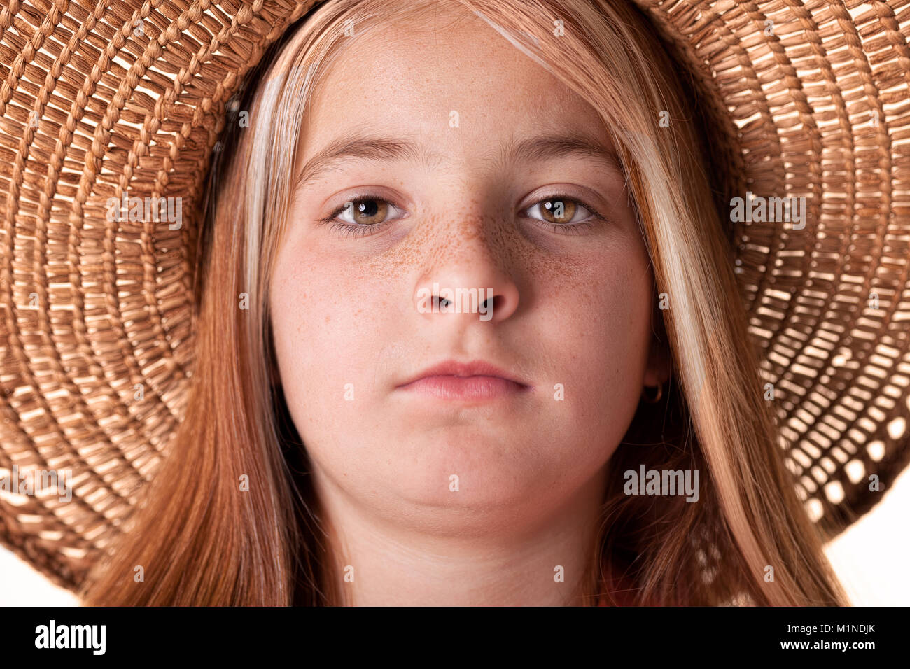 Retrato de la hermosa joven pecoso llevar sombrero de paja Foto de stock