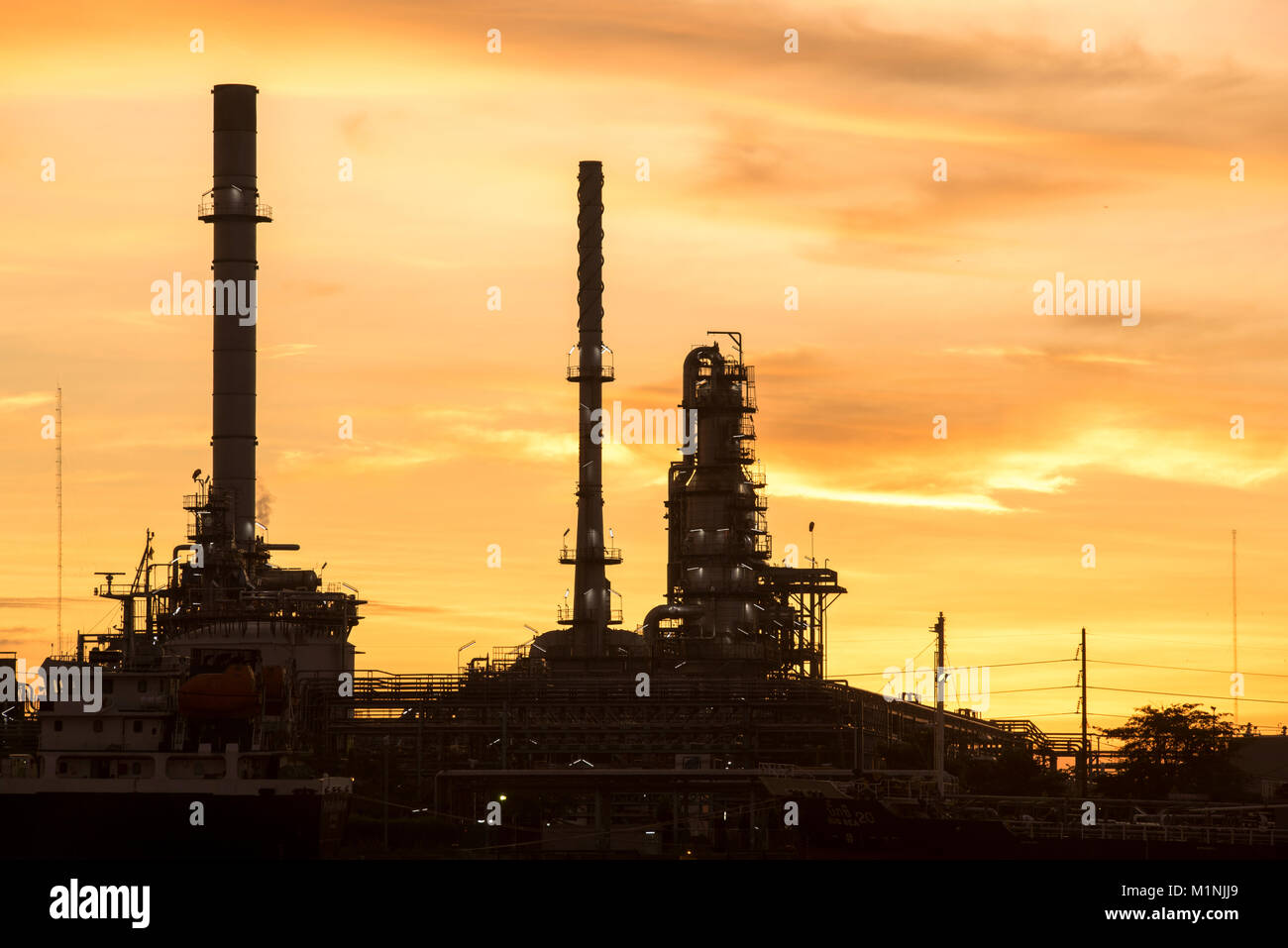 La industria de la refinería de petróleo y gas en el ocaso de fábrica Foto de stock