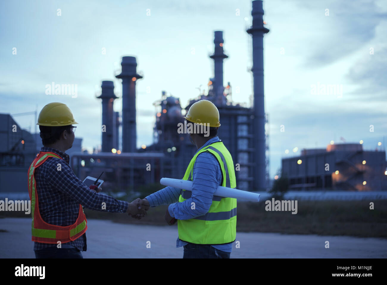 Dos ingenieros estrecharse las manos Foto de stock