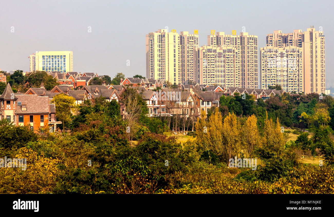 Complejo de viviendas de gran altura en las colinas cerca de Chengdu en China Foto de stock