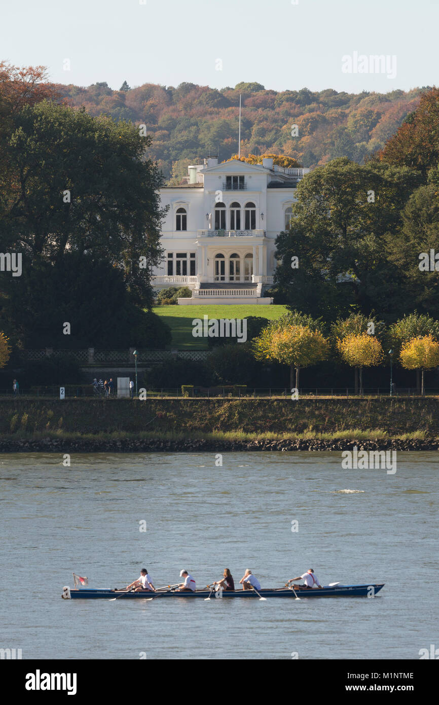 Bonn, Parlamentsviertel Regierungsviertel (Bundesviertel), Villa Hammerschmidt, Bonner Sitz des Bundespräsidenten, Blick über den Rhein Foto de stock