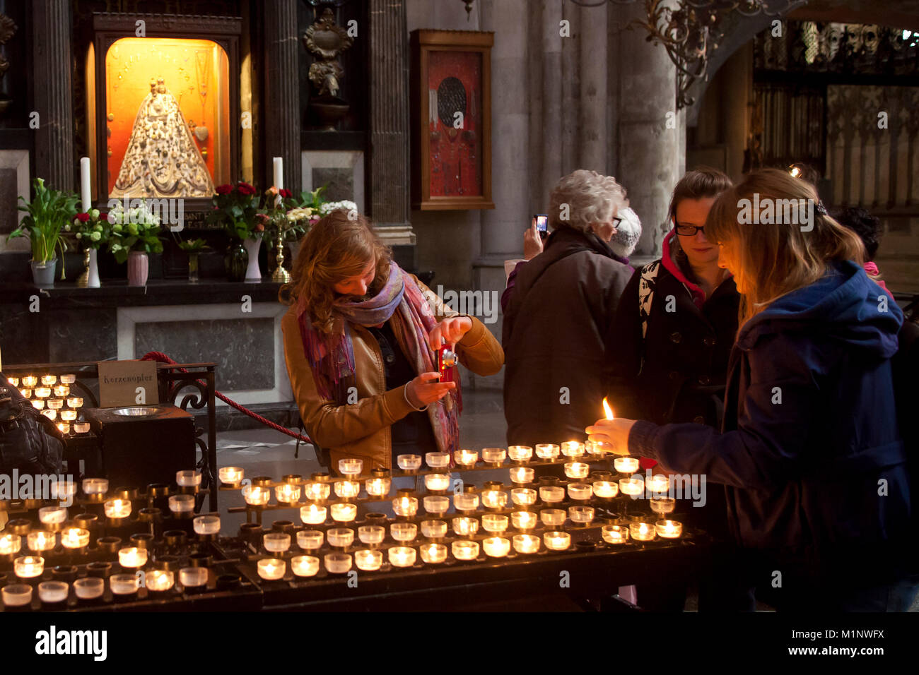Alemania, Colonia, vista a la joyería Virgen María en la catedral, creyente inflamar las velas. Deutschland, Koeln, Blick zur Schmuckmadonna im Dom, Foto de stock
