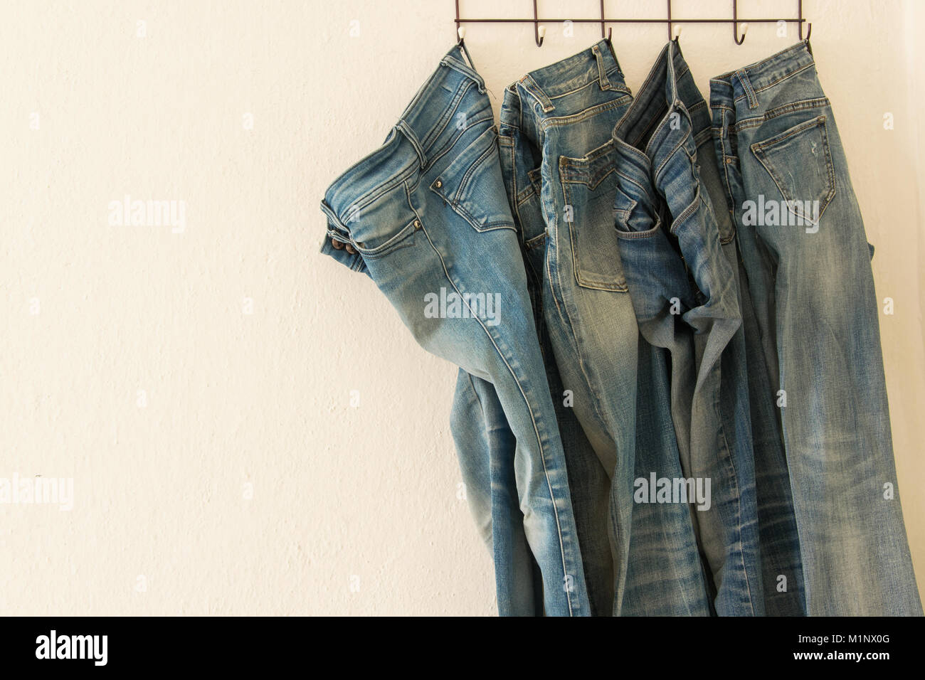 Shop display jeans clothing on fotografías e imágenes de alta resolución -  Página 4 - Alamy