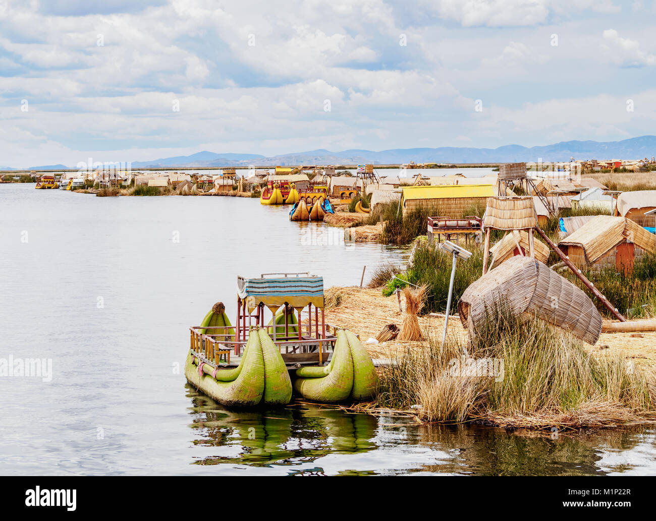 Islas Flotantes de los Uros, vista elevada, la región del Lago Titicaca, Puno, Perú, América del Sur Foto de stock