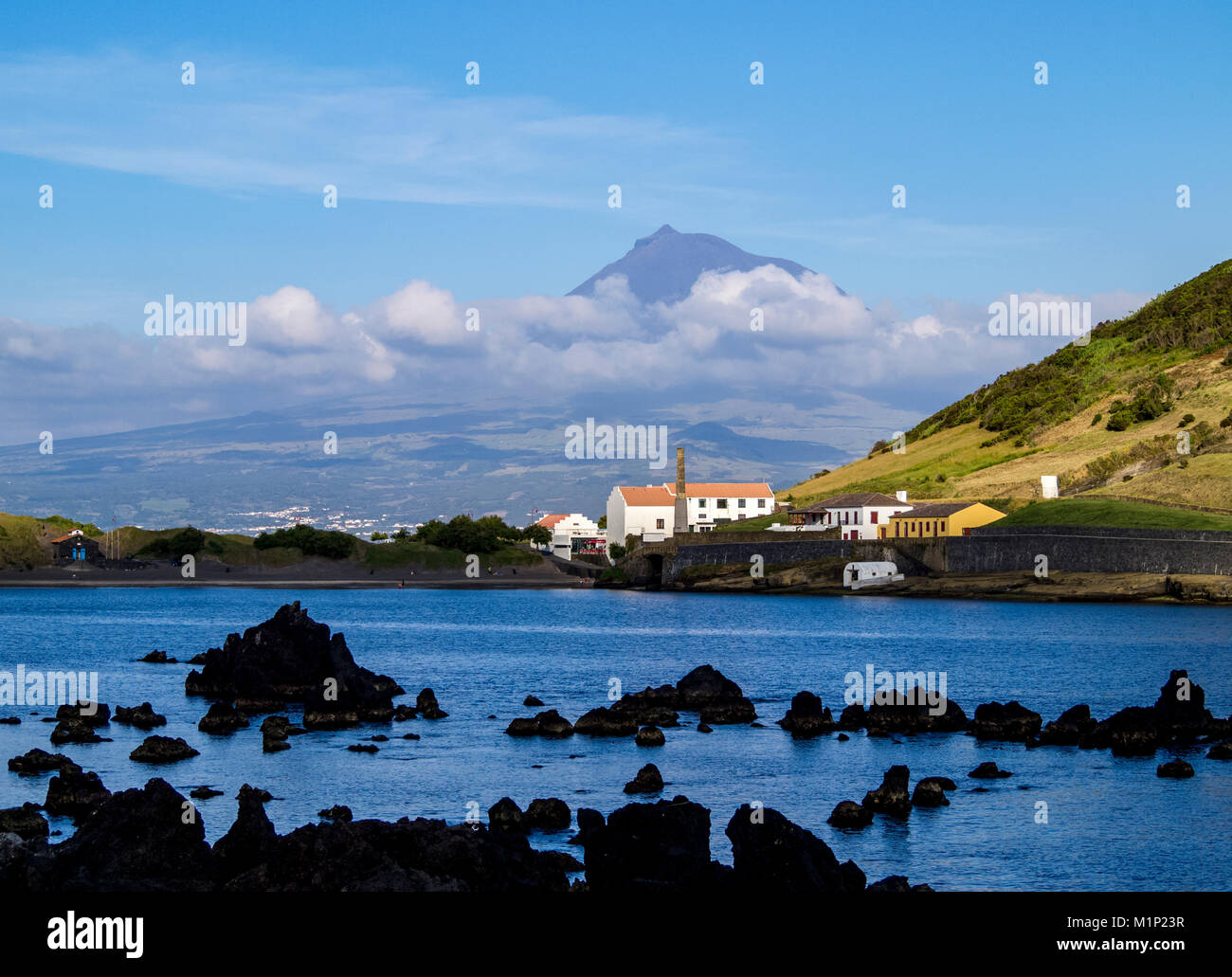 Vista hacia Porto Pim estación ballenera y Pico Mounain, Isla de Faial, Azores, Portugal, el Atlántico, Europa Foto de stock