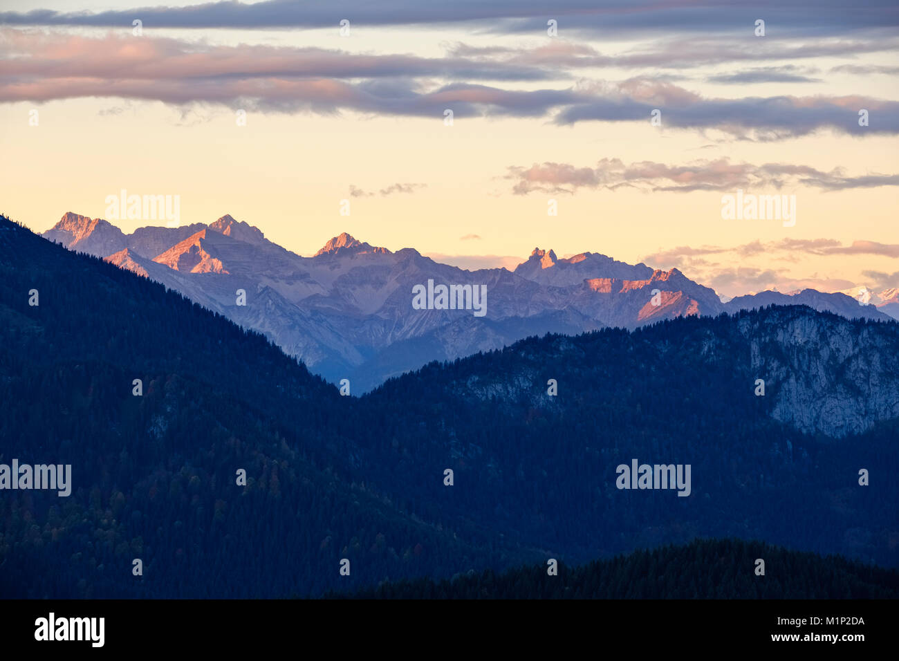 Karwendel montañas con Hochkarspitze,mañana vista desde Zwiesel cerca Wackersberg,Isarwinkel,Alta Baviera, Baviera, Alemania Foto de stock