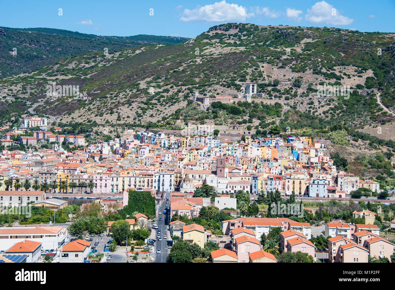 Vistas sobre la ciudad de Bosa, Cerdeña, Italia Foto de stock