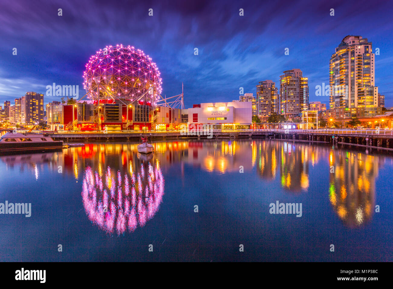 Vista de False Creek y Vancouver skyline, incluido el mundo de la ciencia Dome al anochecer, Vancouver, British Columbia, Canadá, América del Norte Foto de stock