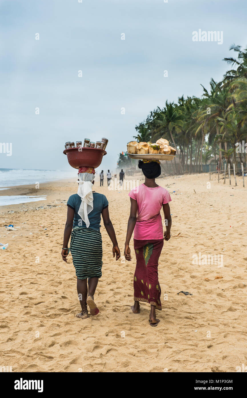 Las mujeres locales, Grand Bassam, Costa de Marfil, África occidental, África Foto de stock