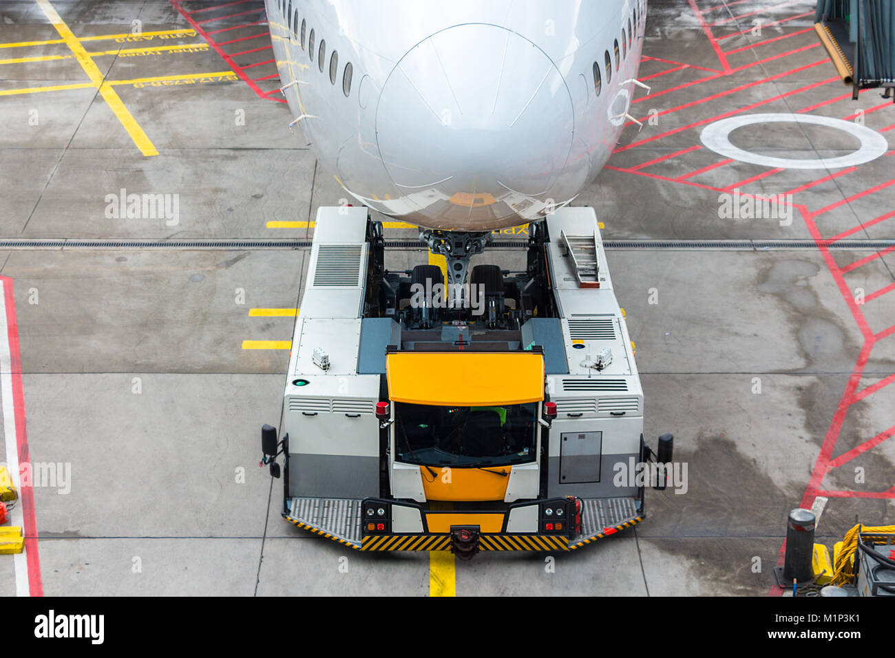 Pushback desde la parte delantera del tren de aterrizaje de un avión jumbo en las puertas de embarque en el aeropuerto de Frankfurt. Foto de stock