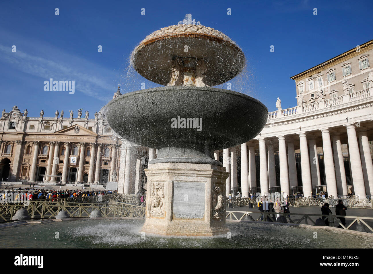 Fuente fuera de la Basílica de San Pedro, la Plaza de San Pedro, el Vaticano, Roma, Lazio, Italia, Europa Foto de stock