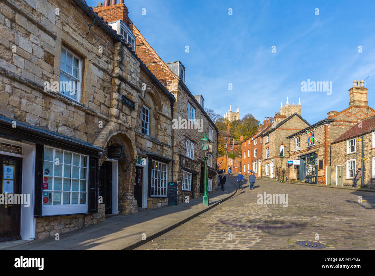 La Catedral de Lincoln visto desde la colina de adoquines, Lincoln, Lincolnshire, Inglaterra, Reino Unido, Europa Foto de stock