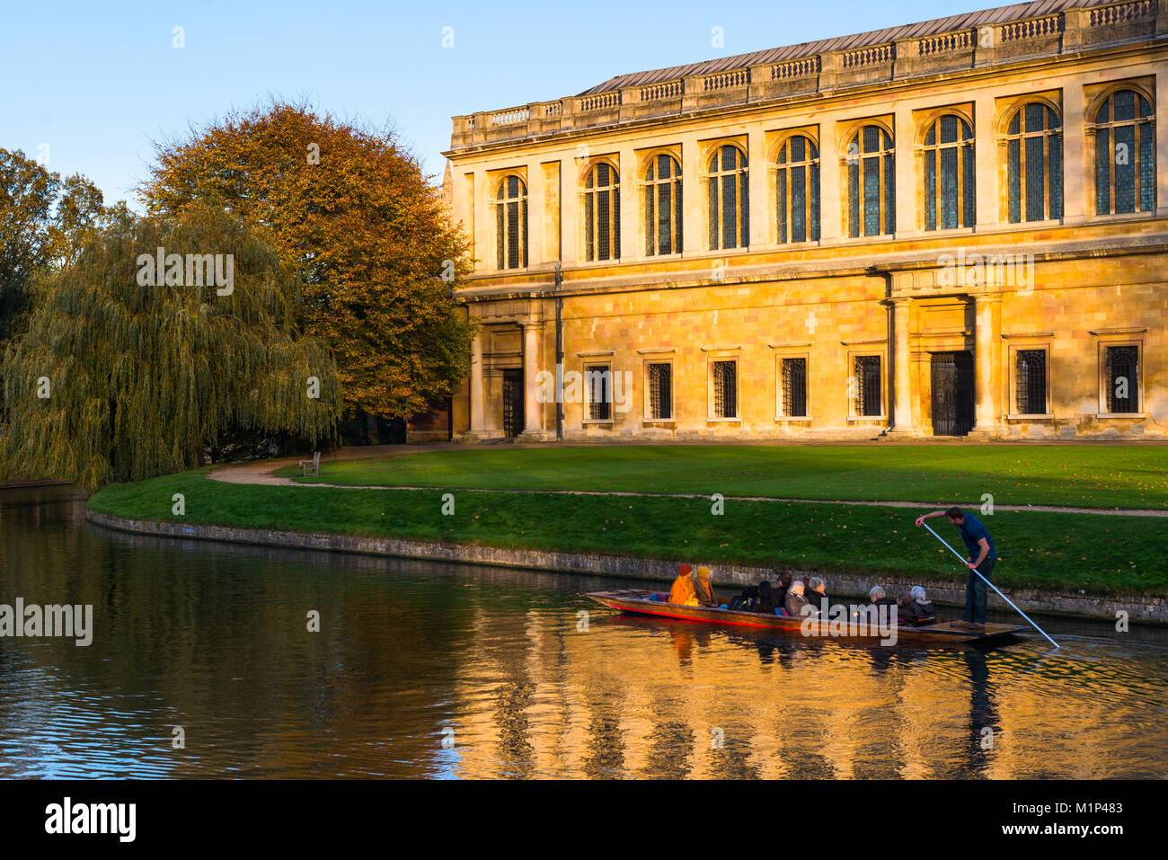 Navegar por el río Cam con el Trinity College's Biblioteca Wren, Universidad de Cambridge, Cambridge, Cambridgeshire, Inglaterra, Reino Unido, Europa Foto de stock
