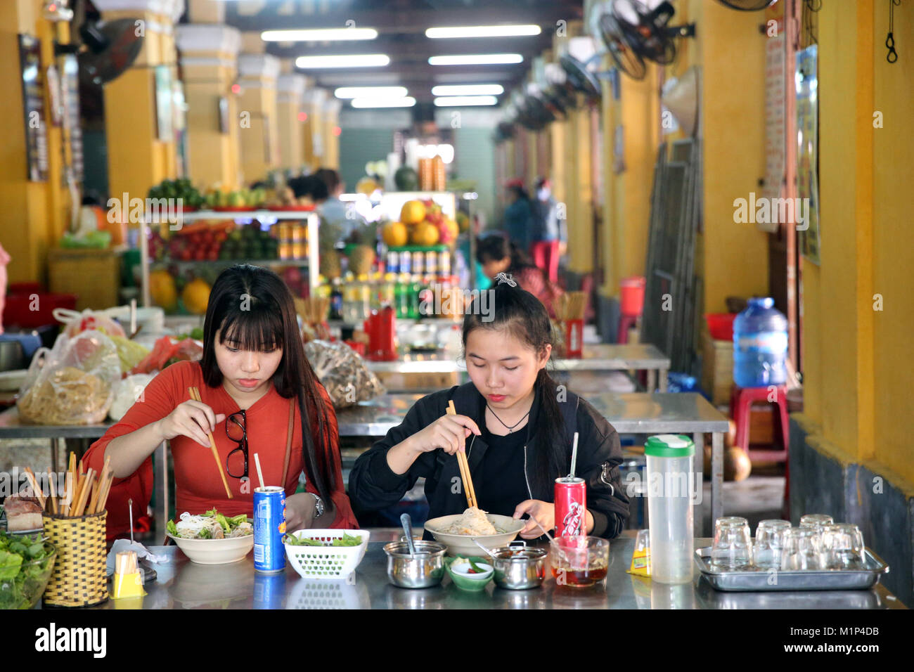 Las mujeres vietnamitas desayunando con palillos, Hoi An, Vietnam, Indochina, en el sudeste de Asia, Asia Foto de stock
