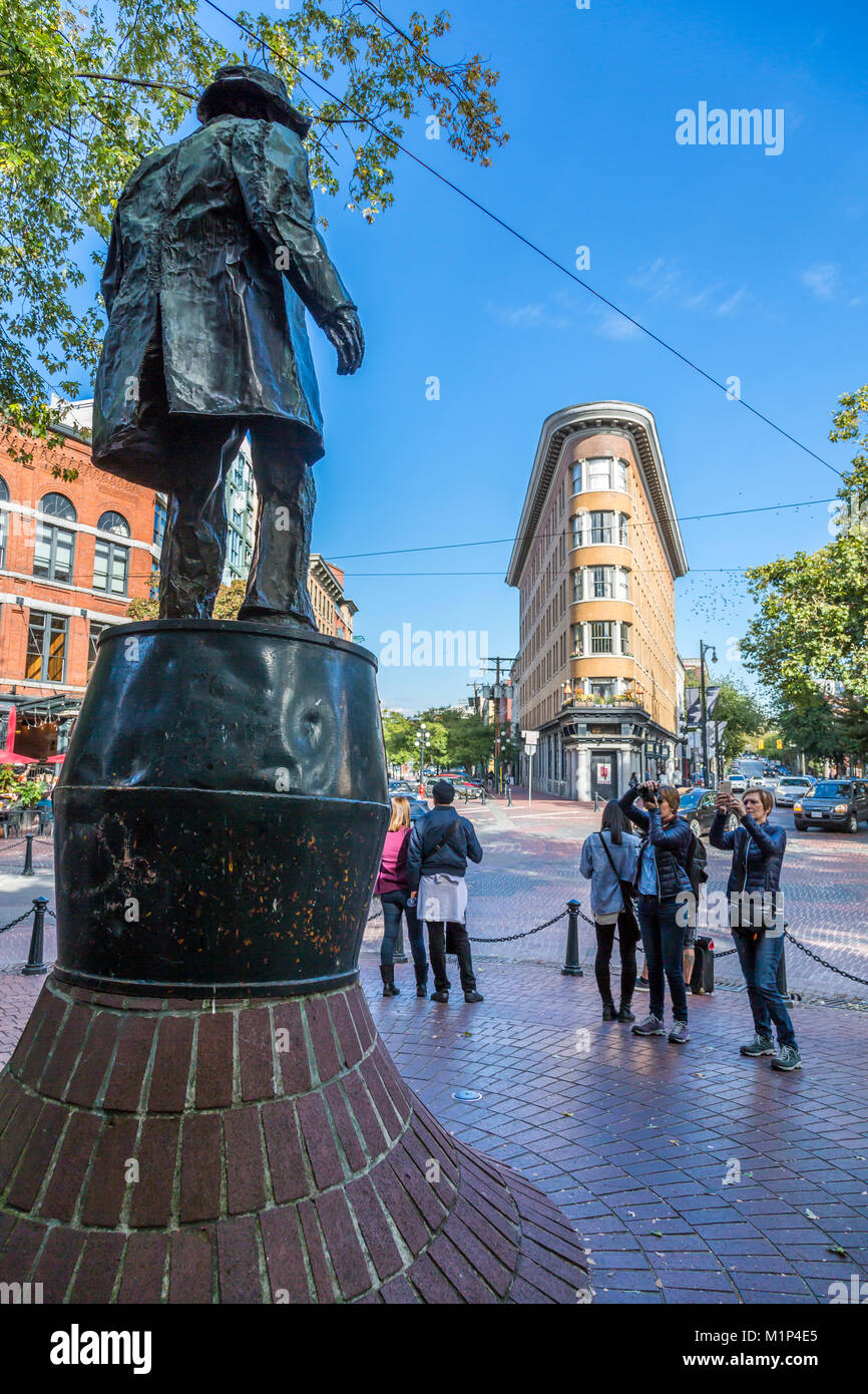 Estatua y visitantes en la Plaza del árbol de arce en Gastown, Vancouver, British Columbia, Canadá, América del Norte Foto de stock