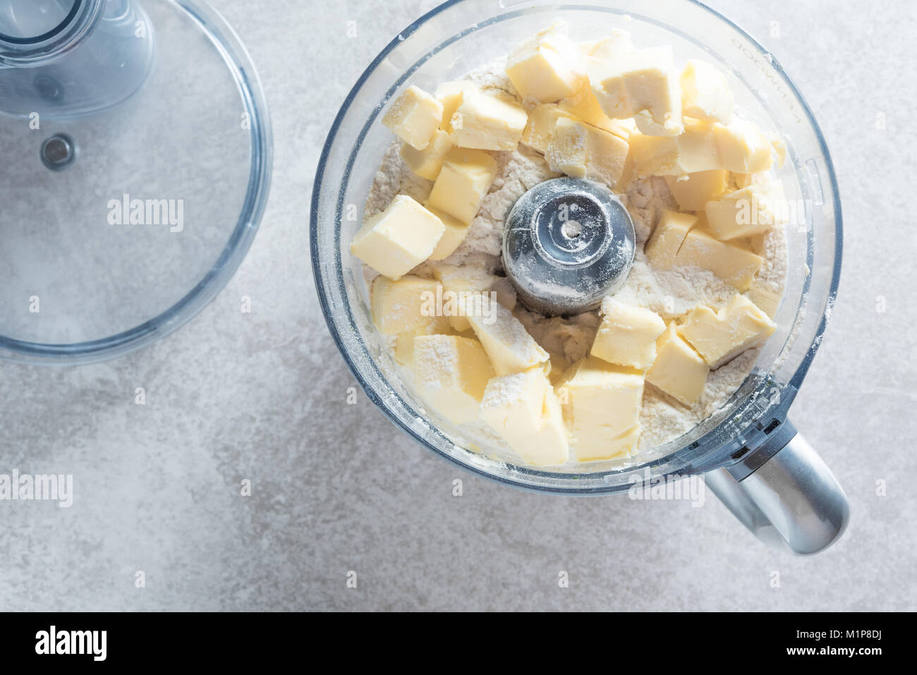 Dough prepaing en un procesador de alimentos. Bateador haciendo rápida y fácil. Foto de stock