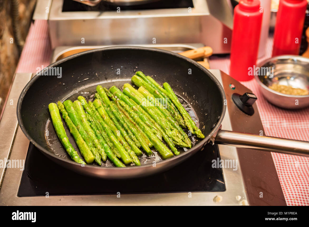 Preparación de los espárragos verdes en una sartén Fotografía de stock -  Alamy