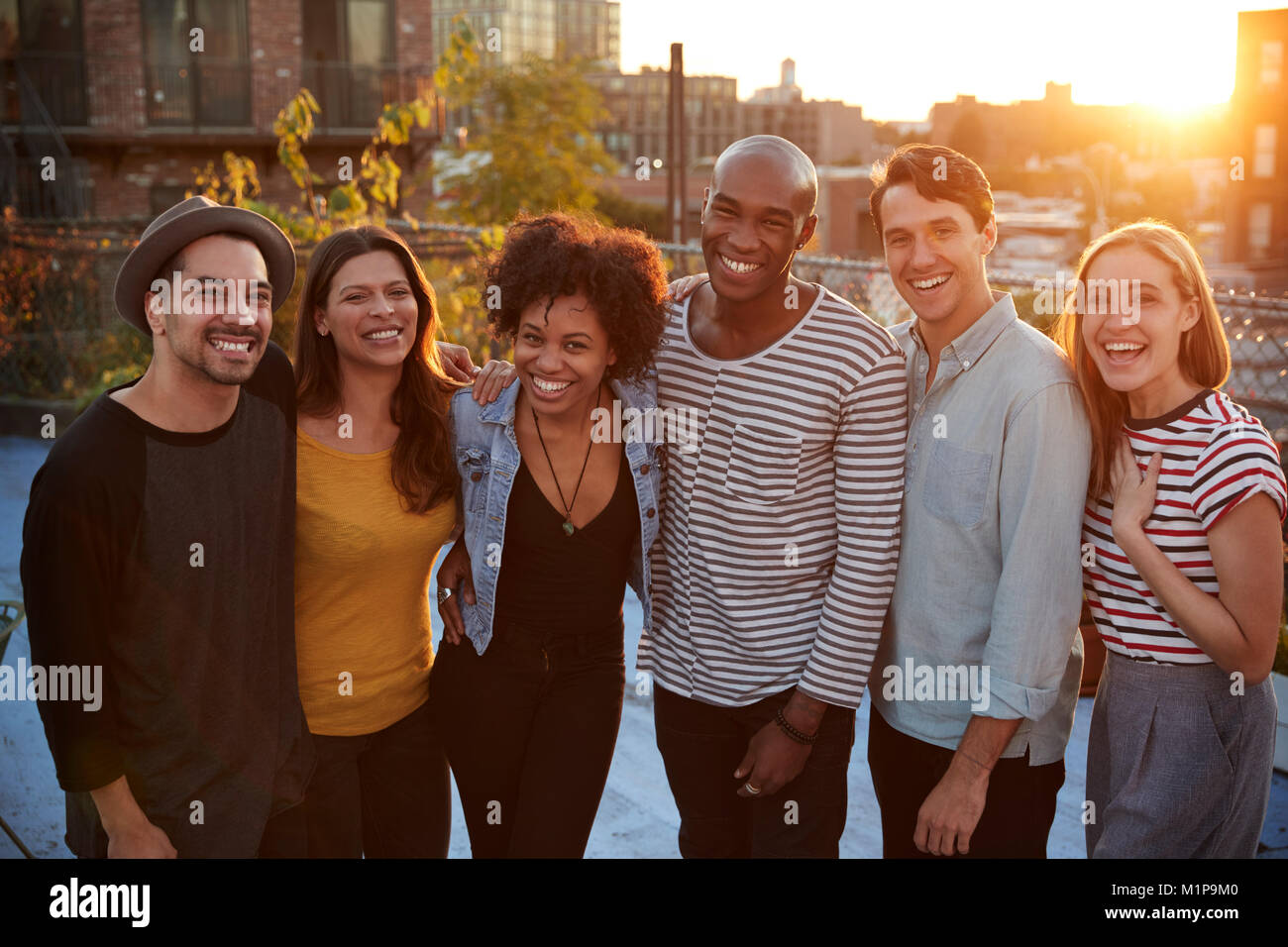 Retrato de grupo de amigos a una fiesta en la azotea en Brooklyn Foto de stock