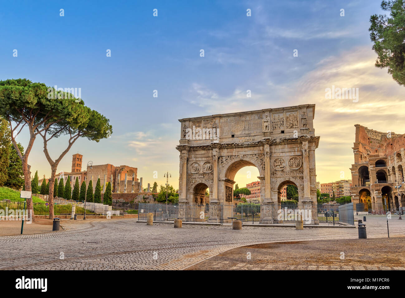 Amanecer el horizonte de la ciudad de Roma en el Arco de Constantino, Roma, Italia Foto de stock