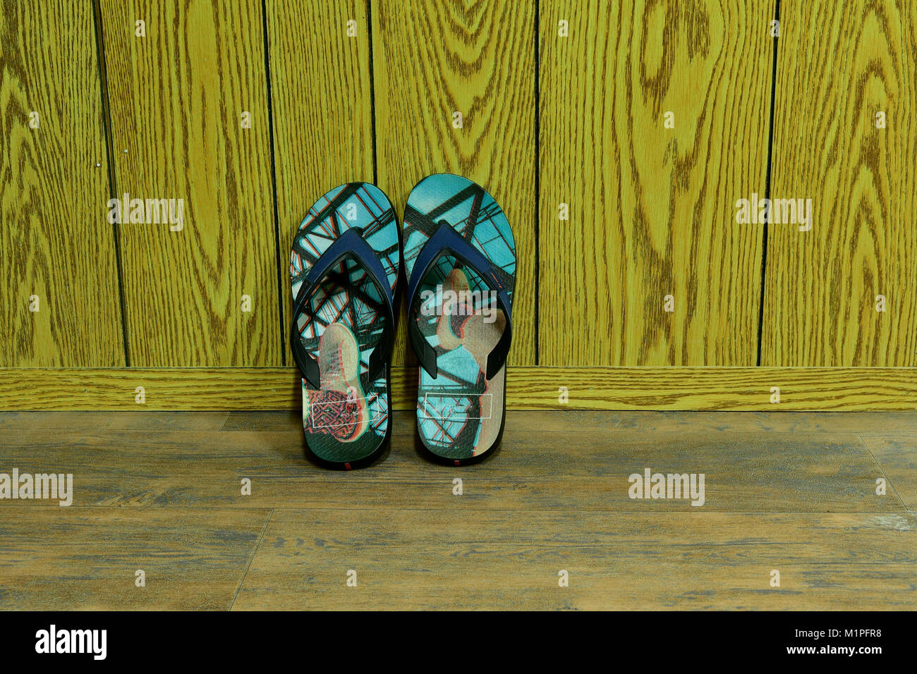 Sandalias y chanclas sobre un piso de madera Fotografía de stock - Alamy