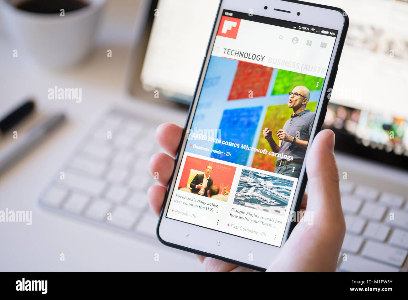 Utilizando la app Flipboard en un smartphone Foto de stock