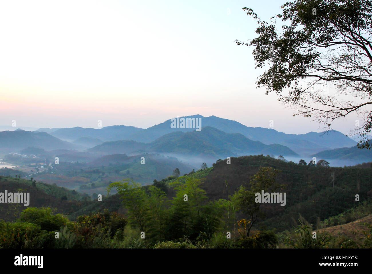 Vista de las montañas de Phu Huay Isan en Nong Khai, Tailandia. Foto de stock
