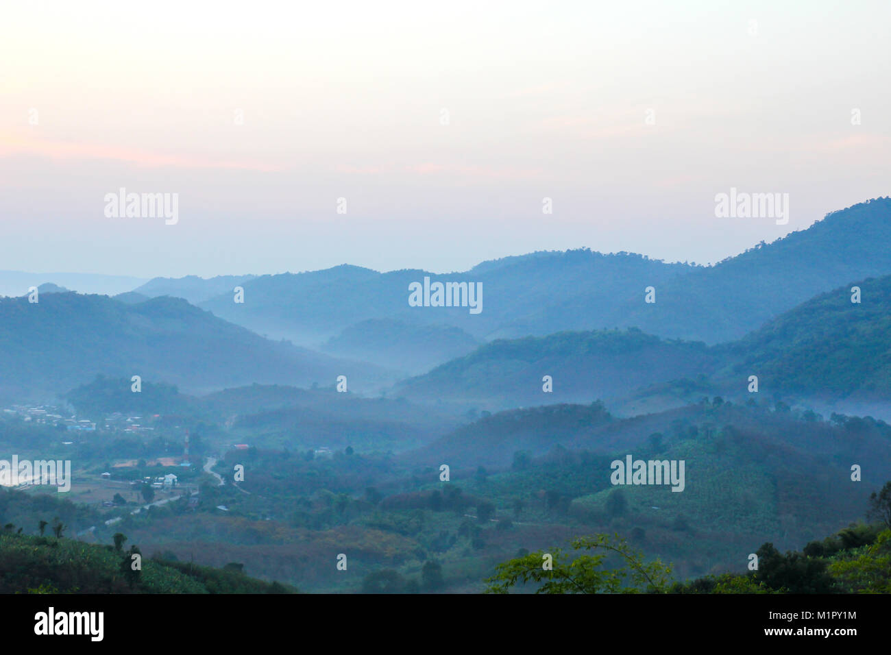 Vista de las montañas de Phu Huay Isan en Nong Khai, Tailandia. Foto de stock