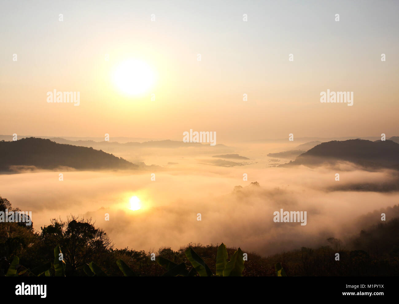 Sierra Mist y sunrise vista desde Phu Huay Isan en Nong Khai, Tailandia. Foto de stock