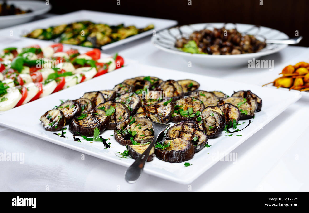 Parte de buffet o escena de banquete con antipasti italianos. Berenjena