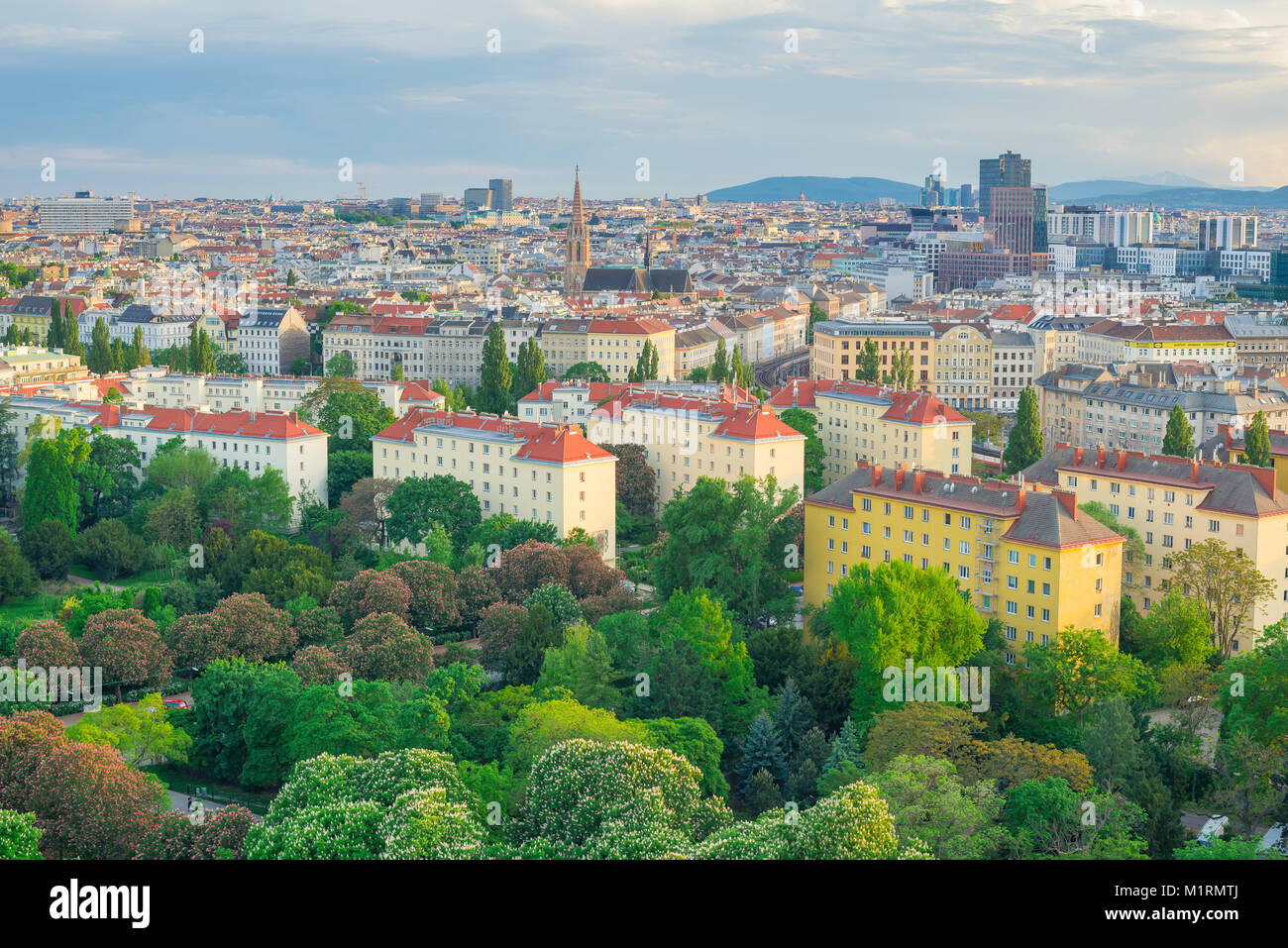 Vista aérea del paisaje urbano de Viena, vista del horizonte de Viena con los árboles del parque Prater en primer plano, Viena, Austria. Foto de stock