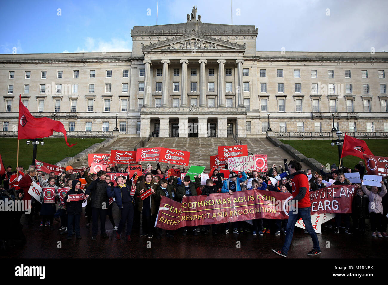 Ley de la lengua irlandesa de activistas, incluidos los alumnos de las escuelas de medio-irlandés en Irlanda del Norte, tomar parte en una protesta en los edificios del Parlamento Stormont en Belfast, por delante de una reunión con la Secretaría de Irlanda del Norte Karen Bradley. Foto de stock