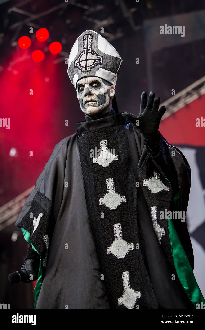 La banda de heavy metal sueco Ghost realiza un concierto en vivo en Koengen  en Bergen. El vocalista de la banda Papa emérito II lleva maquillaje de  cráneo y está vestido como
