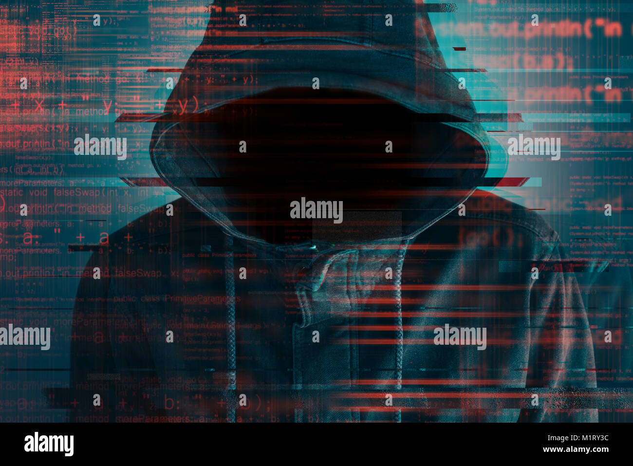 La ciberseguridad, hacker con hoodie y oscurece la cara, código informático superposición de imagen Foto de stock