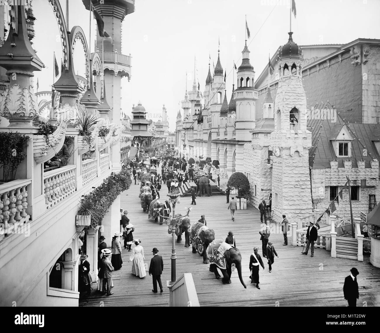 Promenade, Luna Park, Coney Island, Nueva York, Estados Unidos, Detroit Publishing Company, 1905 Foto de stock