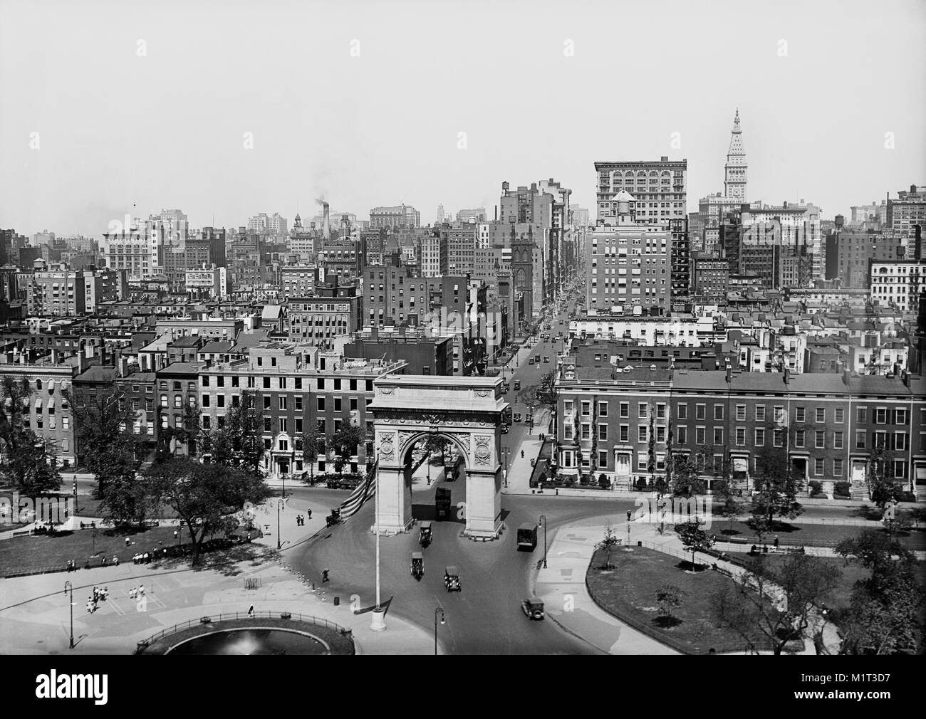 Un alto ángulo de visualización del Monumento de Washington Square Park, y vistas al Norte, Greenwich Village, Nueva York, Nueva York, EE.UU., 1910's Foto de stock