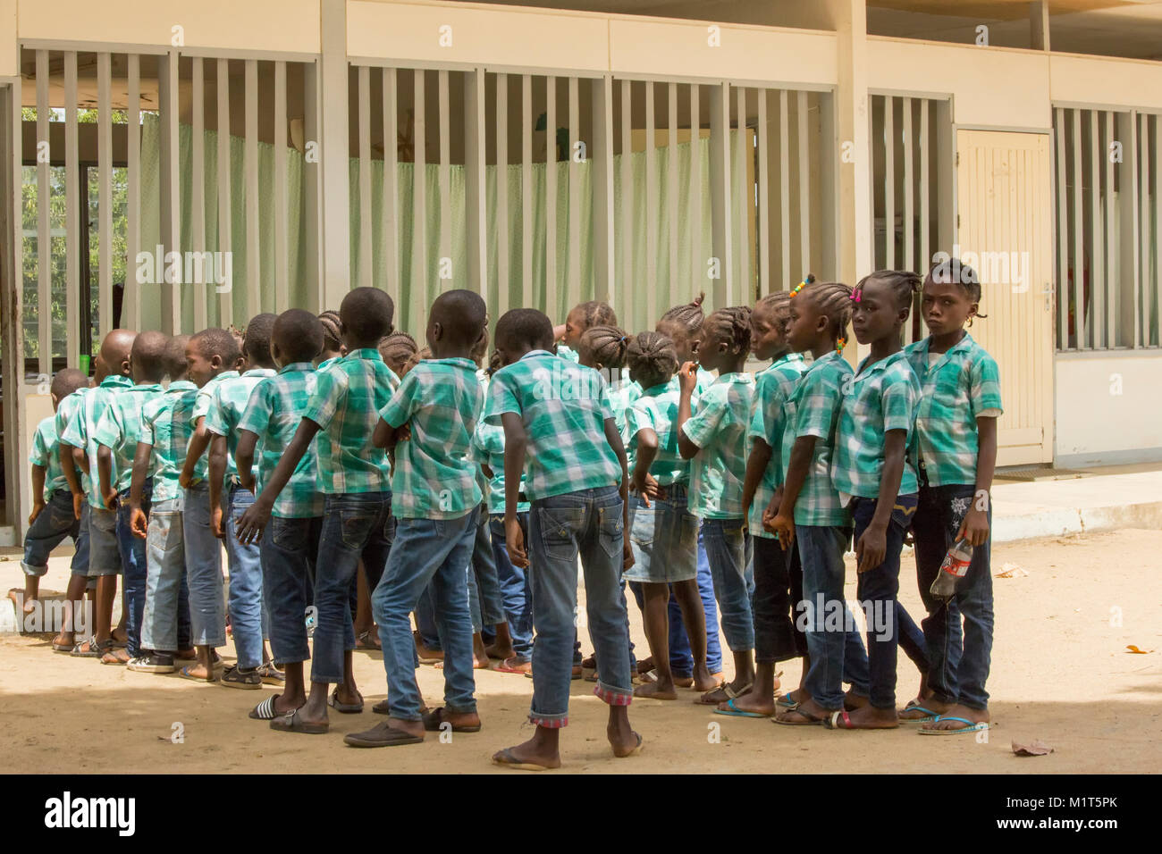 Los niños en edad escolar en Suriname, esperando en una fila para entrar  escuela después de la ruptura Fotografía de stock - Alamy