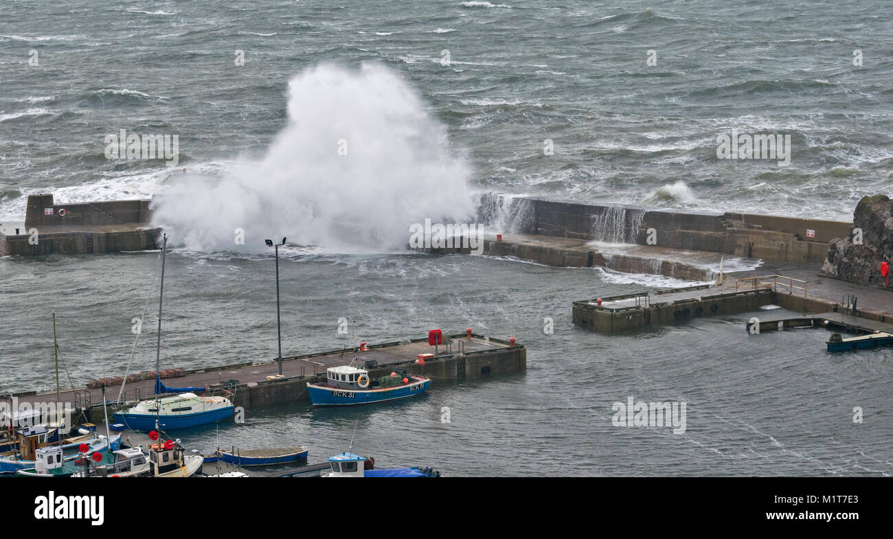 Puerto PORTKNOCKIE MORAY Escocia el Malecón azotada por fuertes vientos, grandes olas y SPRAY Foto de stock